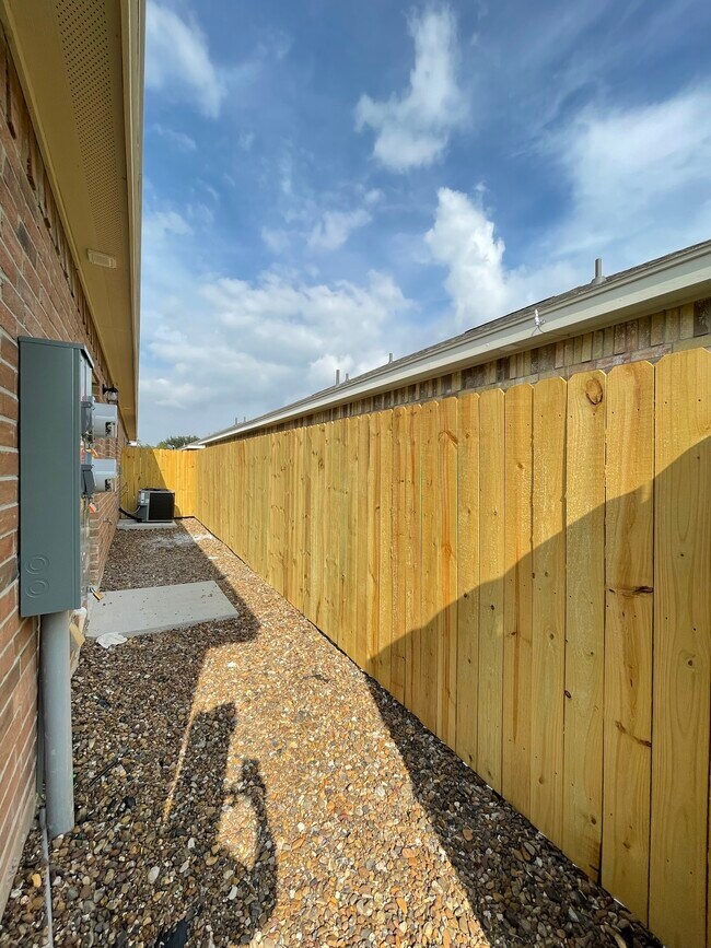 Building Photo - 1602 W Greenwich St