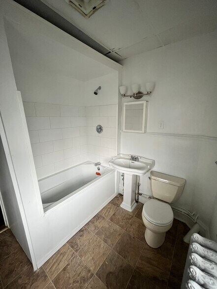 Building Photo - 33 W Commerce St