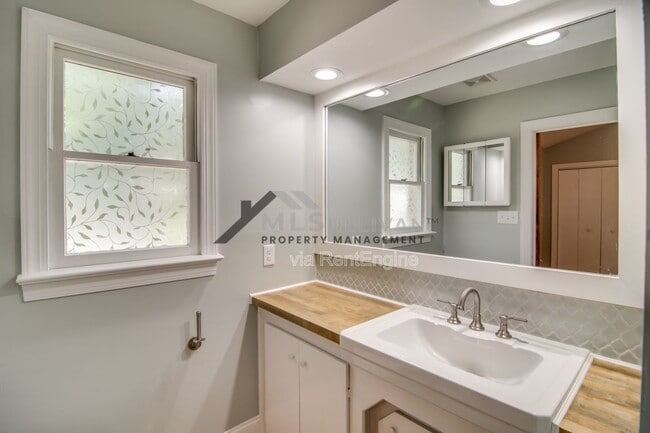 Building Photo - 5500 Fortunes Ridge Dr