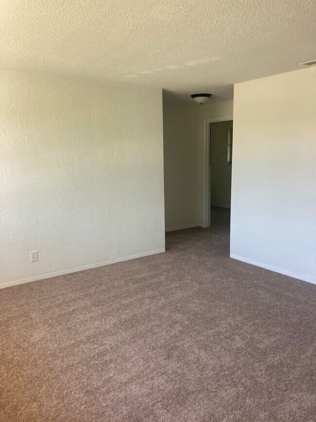 Building Photo - 3 Bed 2 Bath | Single Car Garage | Washer/Dryer Hookups | Central Air | Pet Friendly | Section 8 ...