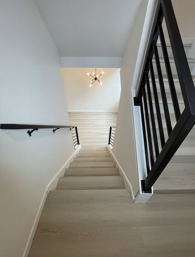 Building Photo - 2Bd/1.75Ba Seattle Townhouse