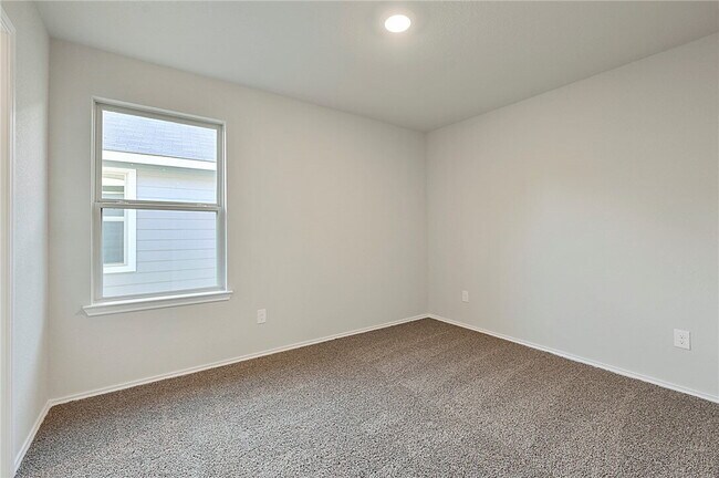 Building Photo - Small city charm close to big city commute!