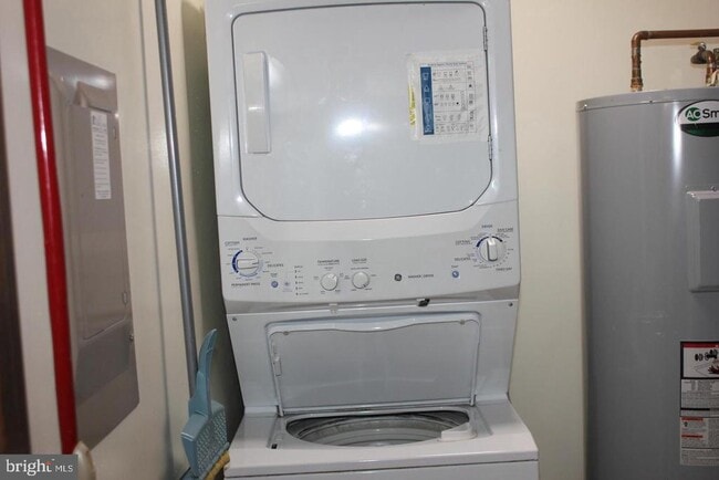 Building Photo - 44759 Woodlake Ct