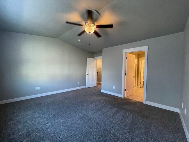 Building Photo - Move-In Ready Home in the Heart of Sandy