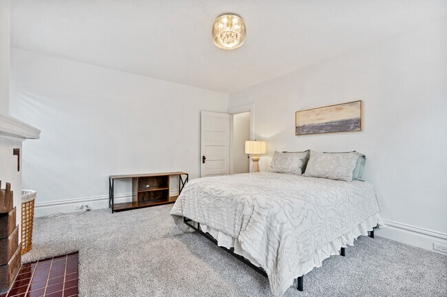 Building Photo - 215 Center Ave