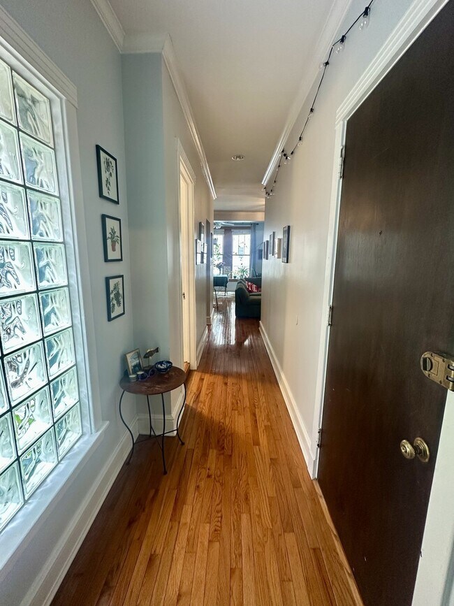 Building Photo - 1048 W Bryn Mawr Ave