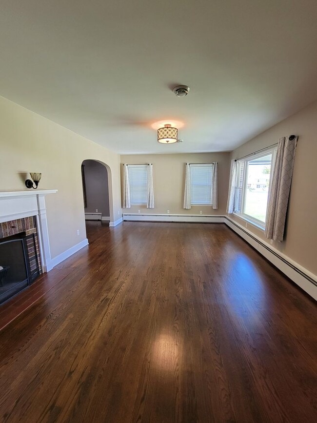 Building Photo - 153 Maple Ave