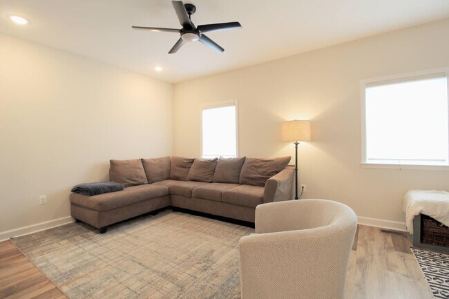 Building Photo - "Impressive 3-Bed Townhouse with Fenced in...