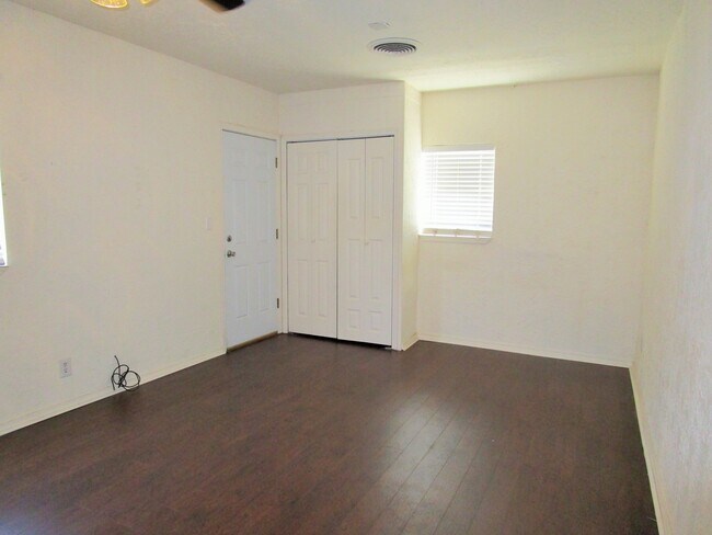 Building Photo - Cute One Bedroom House