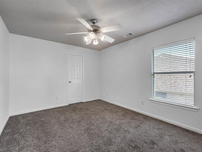Building Photo - 25553 Oakhurst Forest Dr
