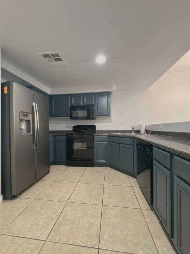 Building Photo - 2b2b Condo