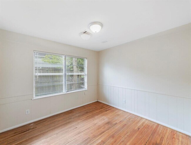 Building Photo - 1306 Briarwood Dr