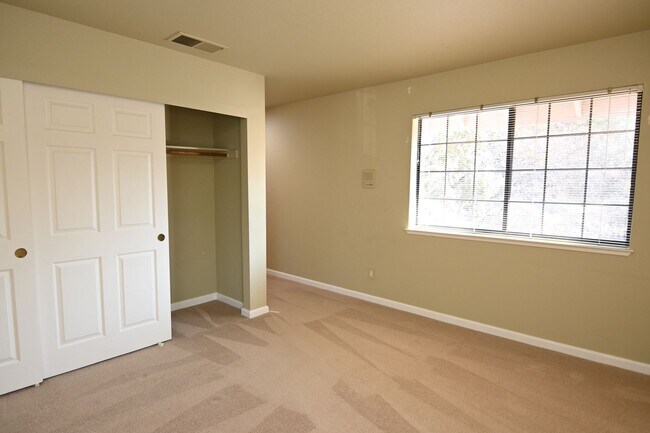 Building Photo - Tranquil / Updated Townhome in Gated in Vi...