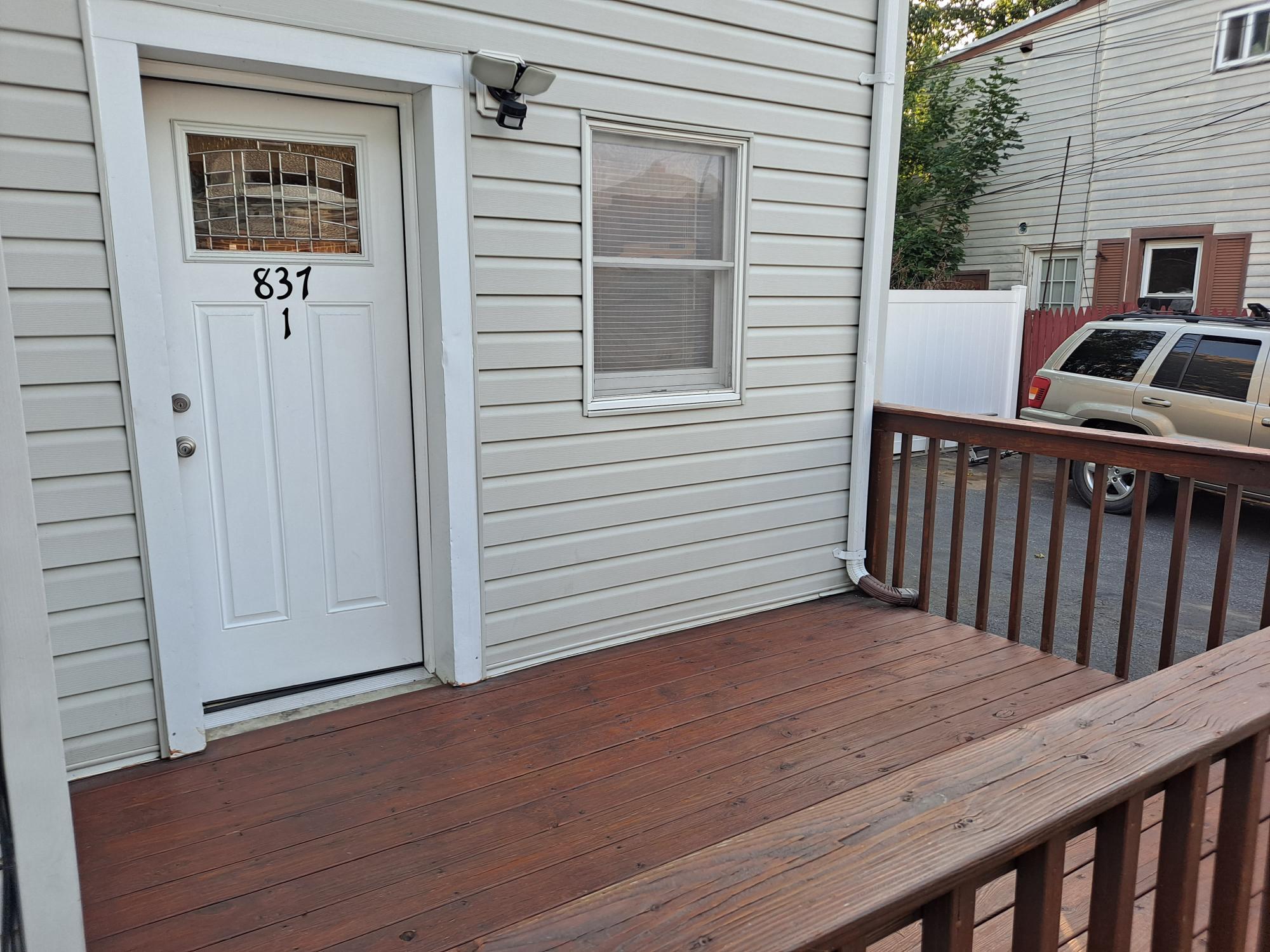 deck / private entry - 837 W Liberty St