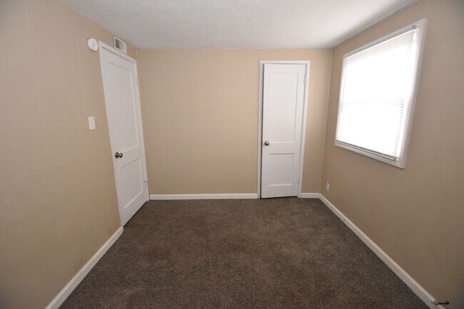 Building Photo - 1326 Eastbrook Dr