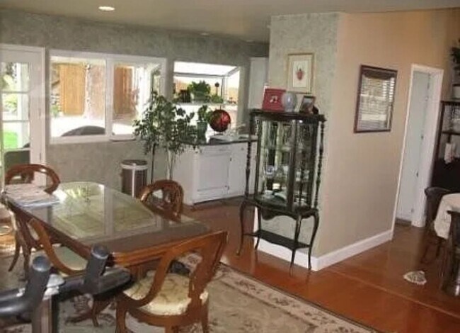 Building Photo - Lovely One Level home in Valencia!
