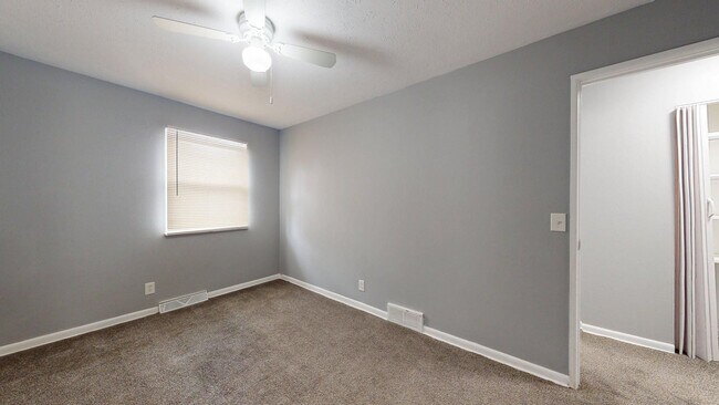 Building Photo - Elyria - updated 2 bedroom/1 bath townhouse.