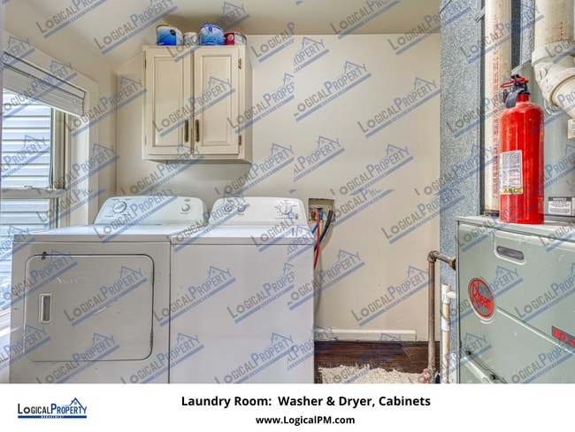 Building Photo - 2/1 Duplex w/ New LVP,Lrg Fncd Yrd,AC,Prch...