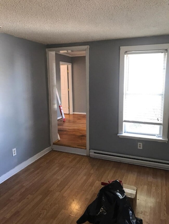 Building Photo - 3 bed 2 bed house in Henrico! Big yard, la...