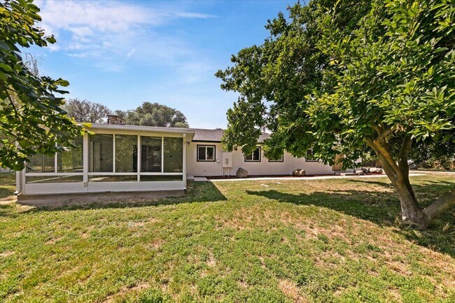 Building Photo - Spacious Middleton Home, Utilities & Lawn Care Included