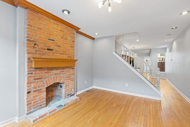 Building Photo - Beautiful 3 bedroom 3 bathroom townhouse i...
