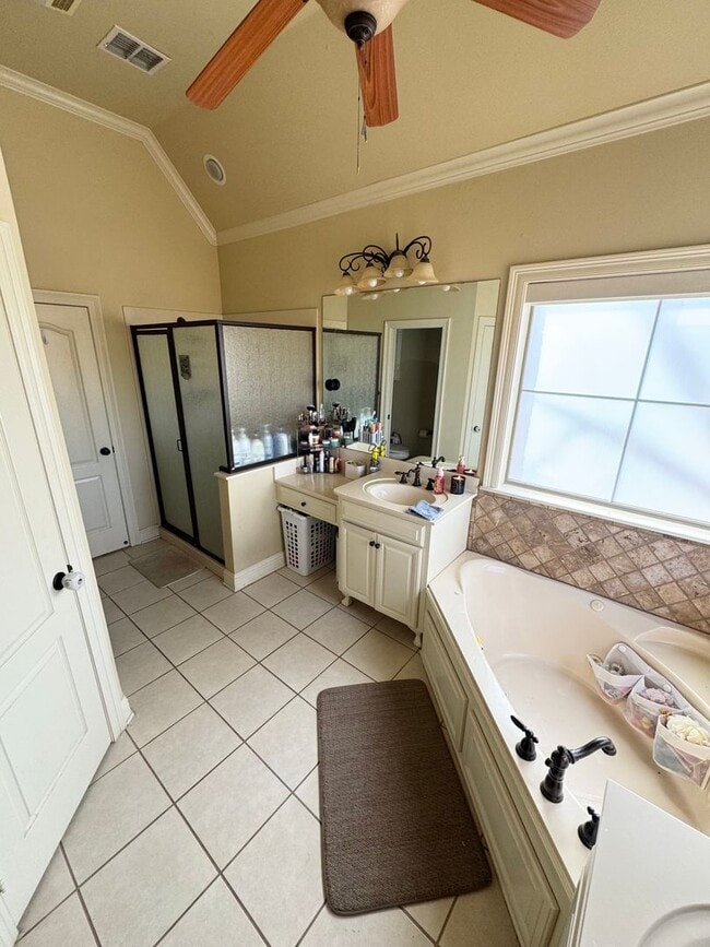 Building Photo - Lakewood Neighborhood!