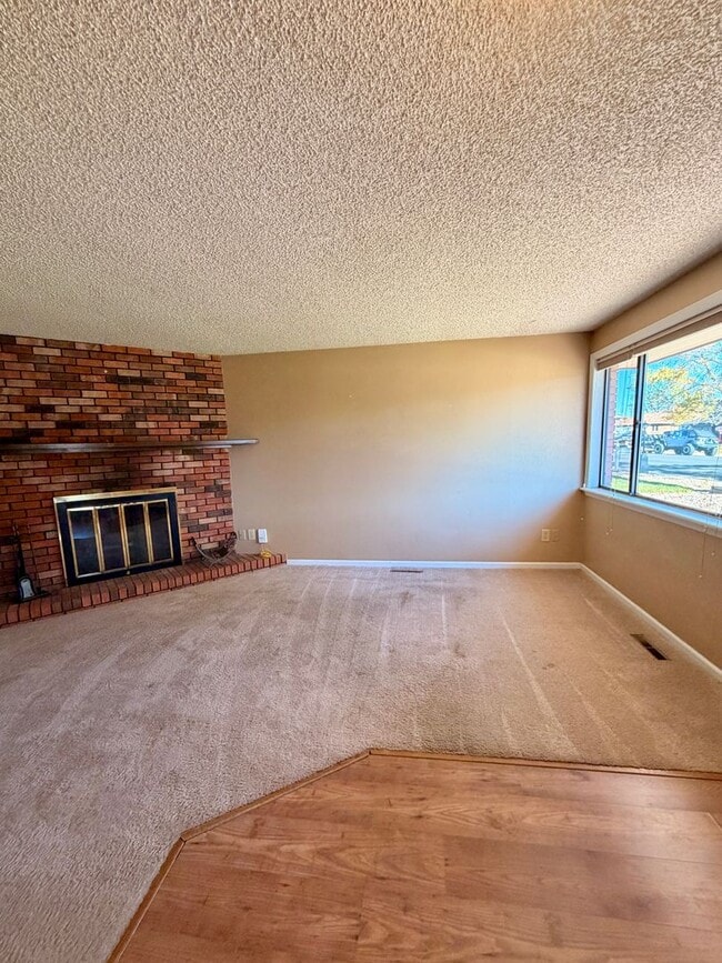 Building Photo - Amazing 3bed/2 bath with finished basement.