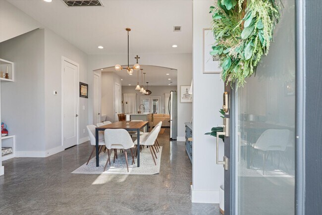 Building Photo - Beautiful Home in Nashville!
