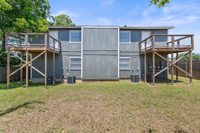 Building Photo - 9903 Roxanna Dr