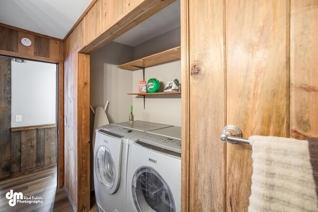 Laundry facilities in main bathroom - 1431 E Holland Ave