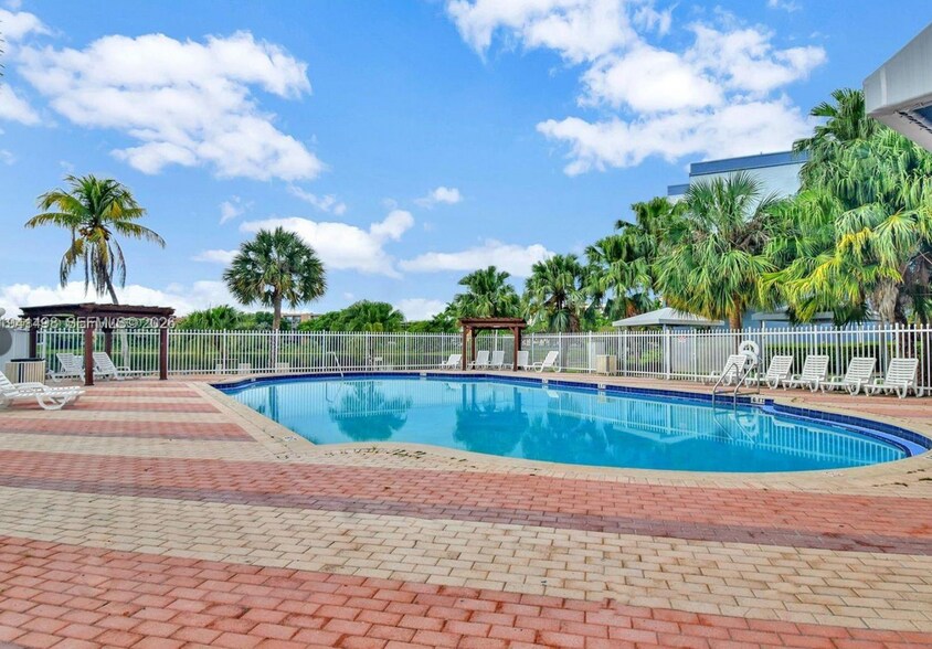 Building Photo - 9371 Fontainebleau Blvd