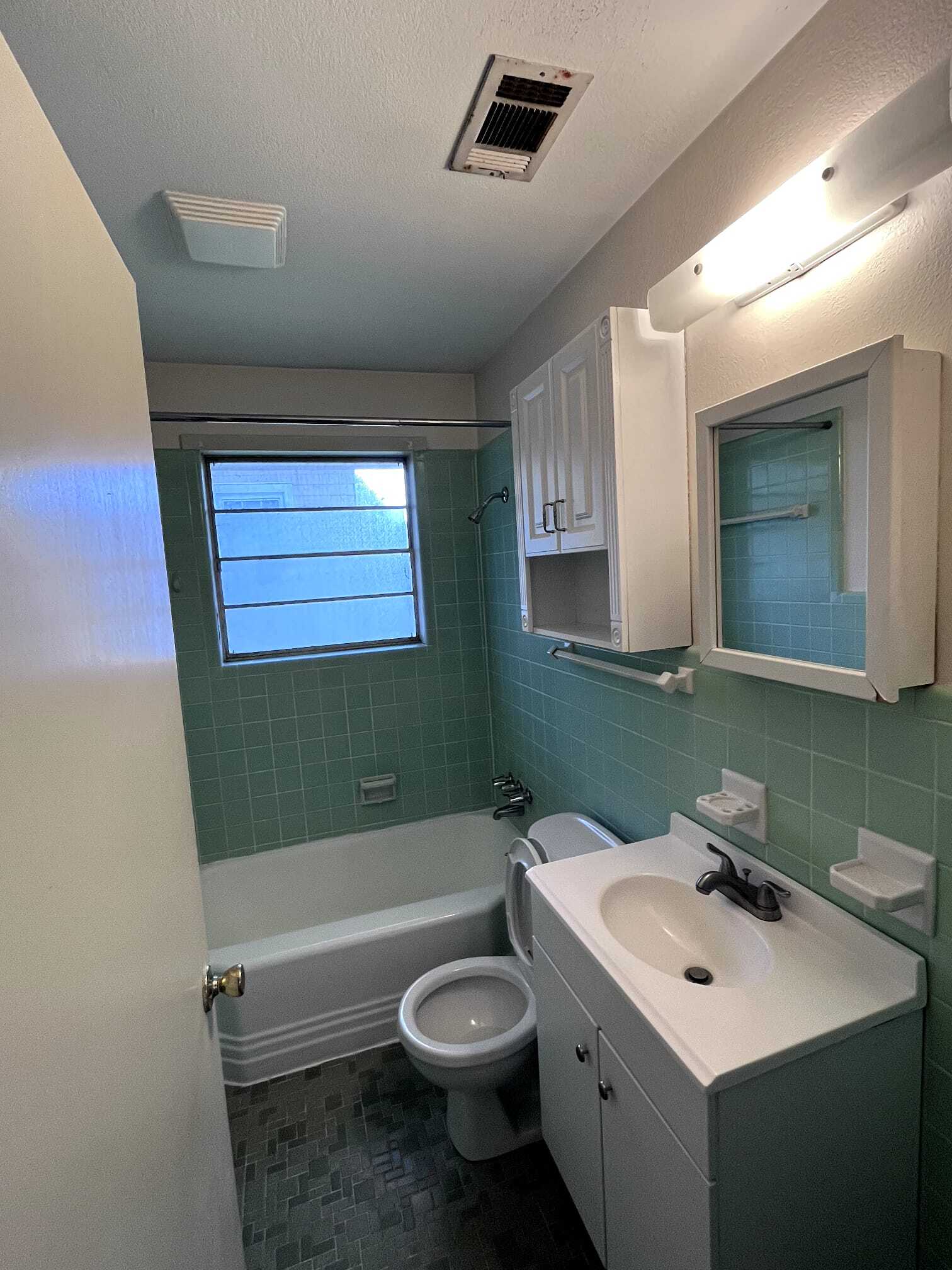 Building Photo - 3022 Wilshire Dr