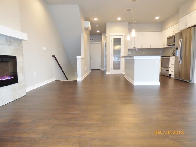 Building Photo - 2bd/2.75ba Lynnwood Townhome