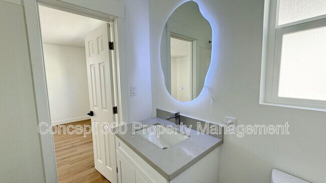 Building Photo - 940 E 43rd Pl