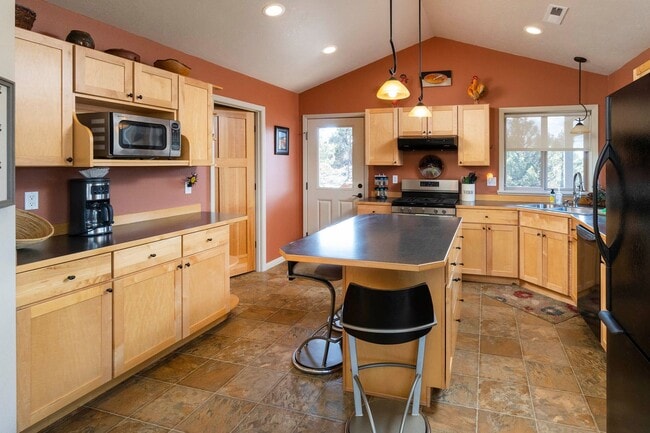 Building Photo - Beautiful Home in the Country with Views, ...