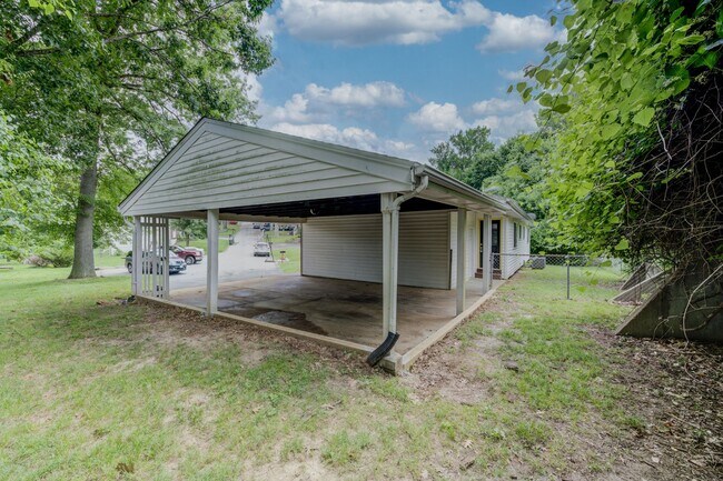 Building Photo - Beautiful renovated three bedroom house