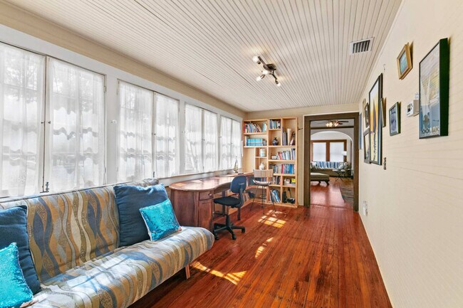 Building Photo - 204 NE 3rd Ave