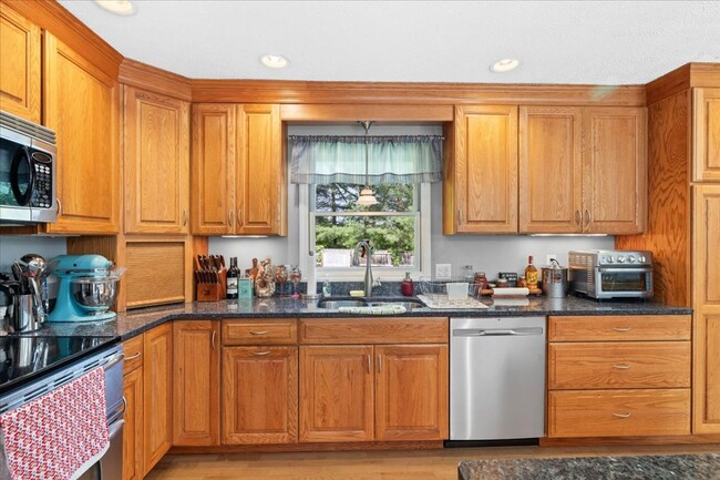 Building Photo - Spacious Home with Amazing Fenced Yard in ...