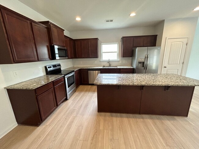 Building Photo - Newer Built 4/3 House in West Rome- $1,995