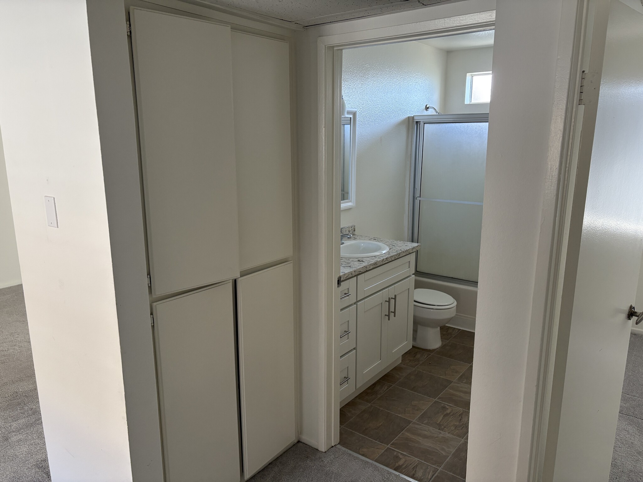 Hall bath and Linen Closet - 18071 Beneda Ln