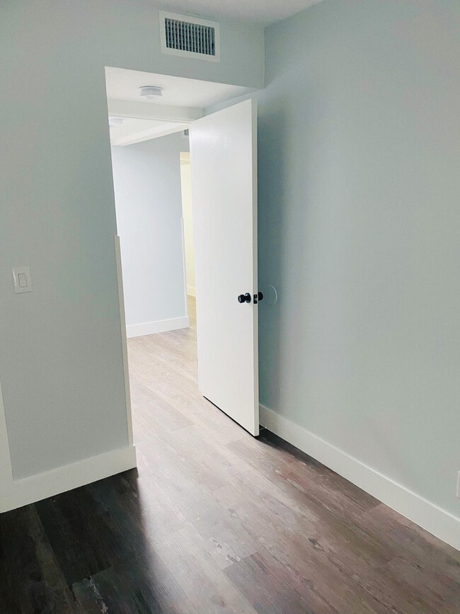 Building Photo - 1500 Crescent Cir