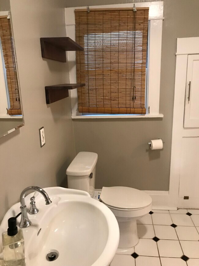 Bathroom - 839 E Ocean Blvd