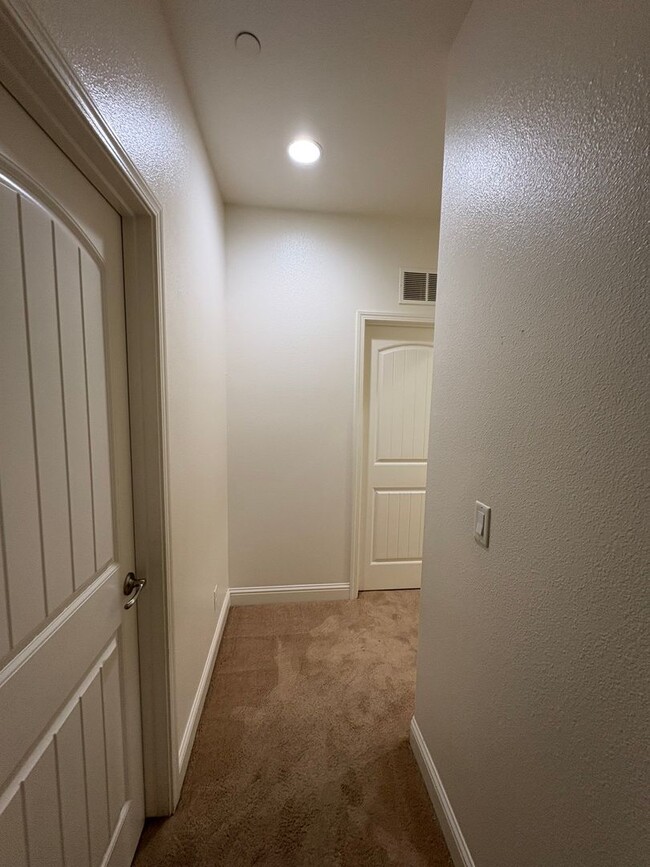 Building Photo - 3 Bedroom Home located NW Visalia!