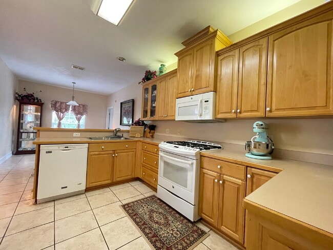 Building Photo - 4Br/2.5Ba Huge home with a sunroom