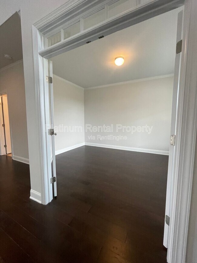 Building Photo - 1825 Dahlia Dr