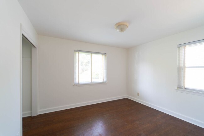 Building Photo - 50's Rambler with 5 BR & 3 BA in One of the Best Locations in Arlington