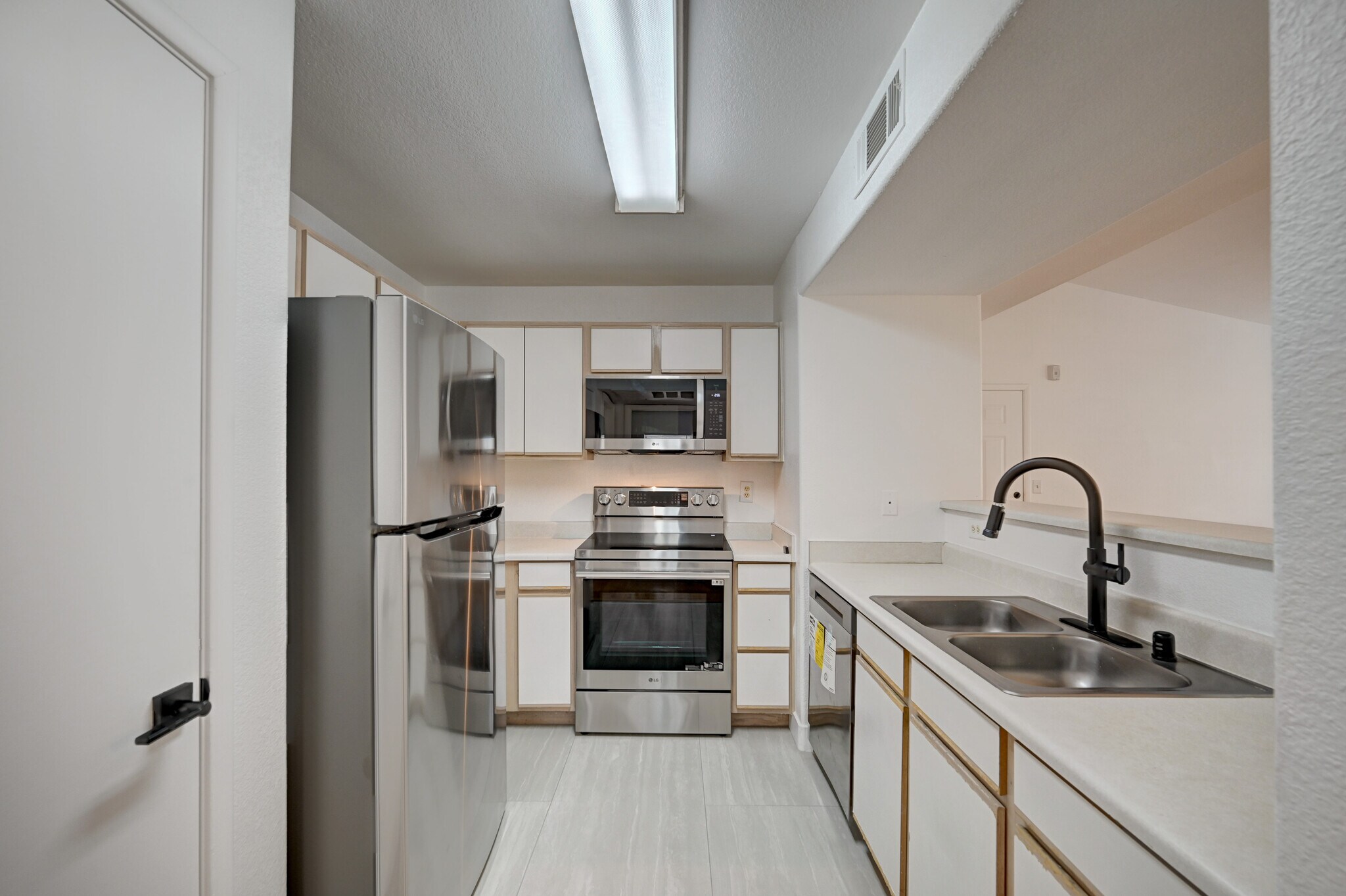 Building Photo - 2300 E Silverado Ranch Blvd