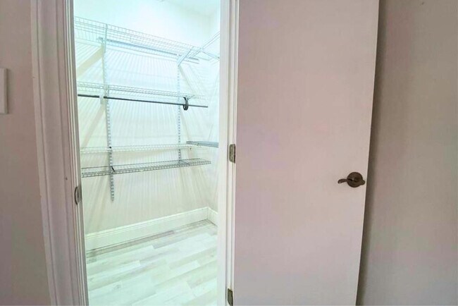 Building Photo - 628 NE 8th Ave