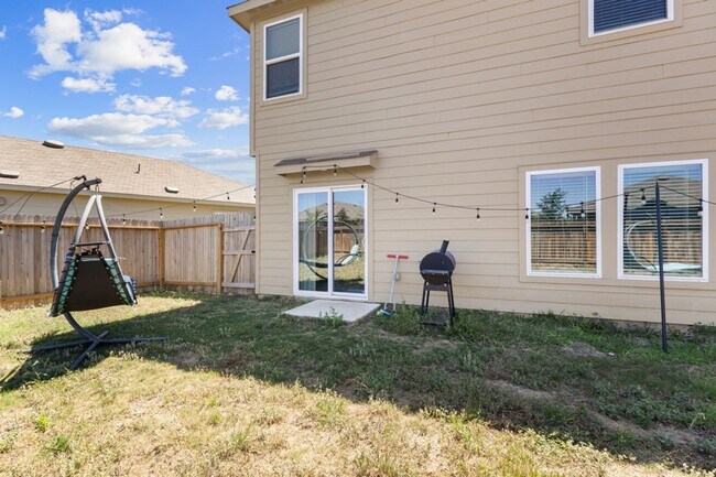 Building Photo - Charming Home Awaits: Spacious & Modern Living in a Prime Location