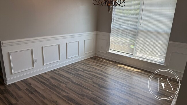Building Photo - RATE DROP ALERT (was $1980/month) and SUMM...